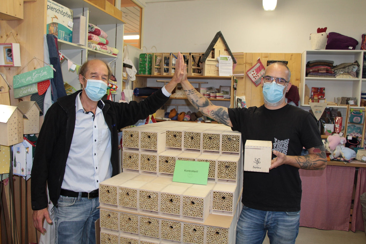 Johannes Wassermann (links) und Mario Otto sorgen bei ZfP in Ravensburg dafür, dass alle BeeHome einwandfrei zu den Kunden, den Wildbienen-Freunden, rausgehen.