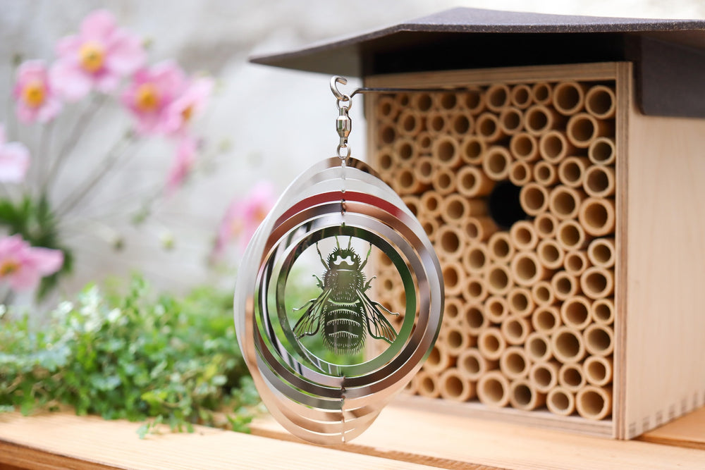 Wildbienen und Vögel im Einklang fördern: So geht’s im Garten oder auf dem Balkon